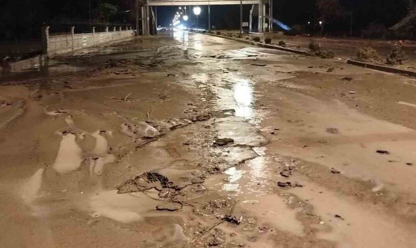 Yurtbaşı’nda sel felaketi sonrası başkan sahada ekiplerin yanında