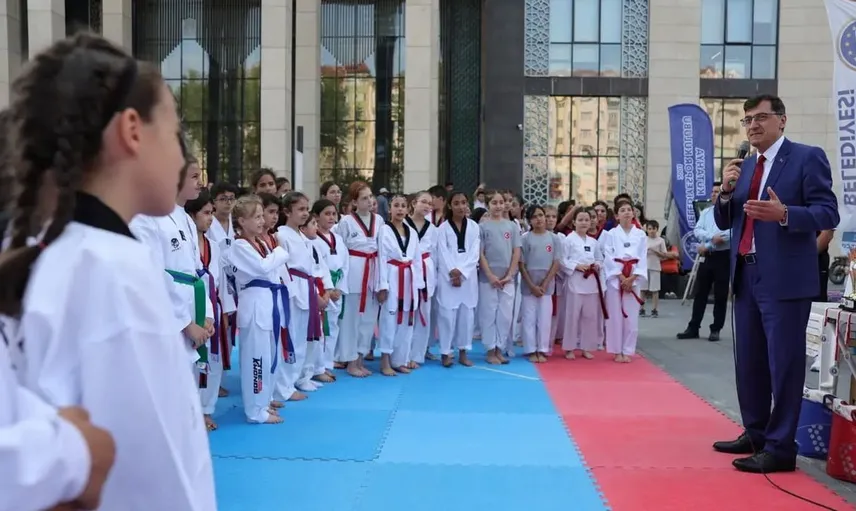 Minik tekvandocular kütahya'da dostluk ruhuyla yarıştı