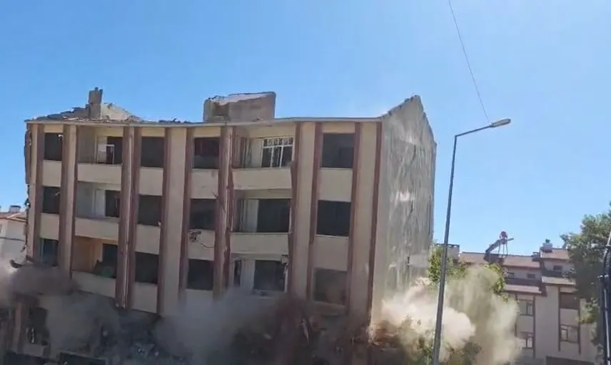 Elazığ'da kentsel dönüşüm kapsamında binalar kontrollü bir şekilde yıkıldı