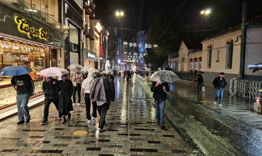 Taksim'de ani sağanak yağış sonrası zincirlikuyu alt geçidinde su baskını