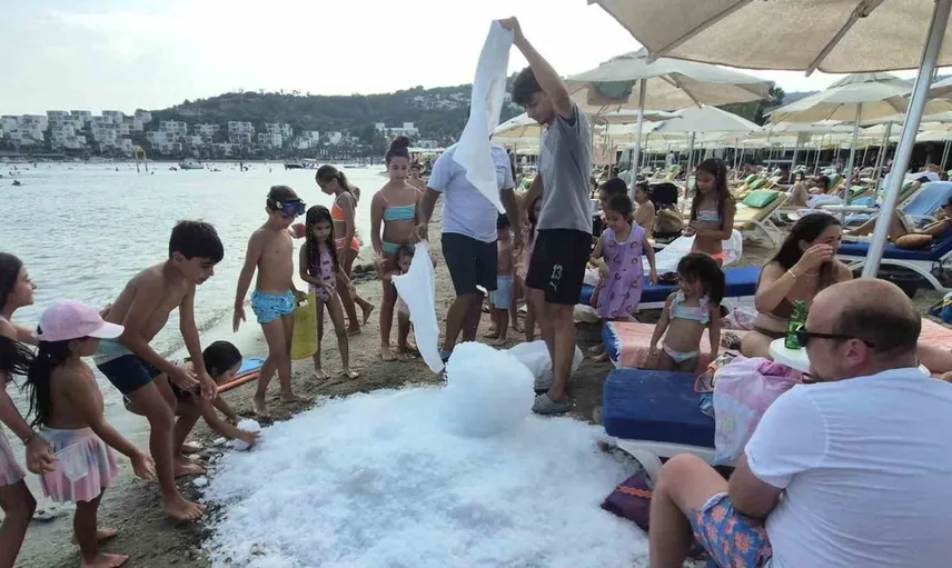 Bodrum'da sıcak havaya çözüm: Sahile 2 ton buz döküldü