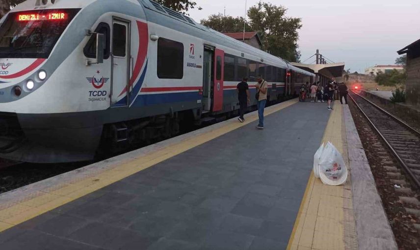 Denizli-İzmir tren seferinde motor arızası yolcuları mağdur etti