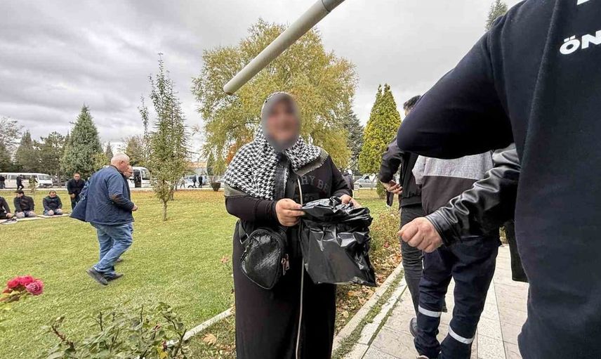 Cuma namazı çıkışında çöp poşetiyle dilenen kadın dikkat çekti