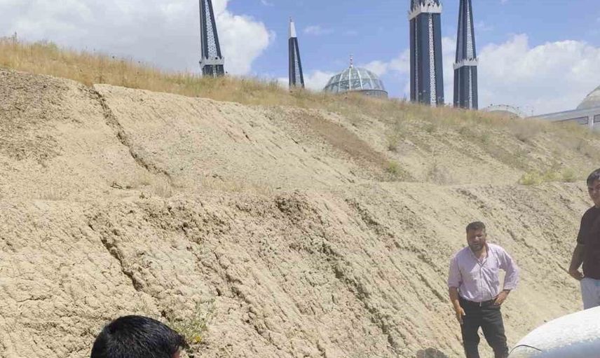 Van’da park halindeki otomobilin motoru yandı