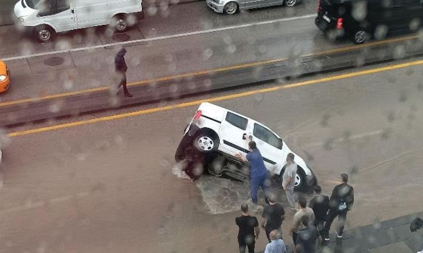 Ankara'da sağanak yağış günlük yaşamı olumsuz etkiledi