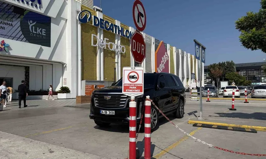 Lüks araç ambulans girişine park edildi, tepkiler çığ gibi büyüdü