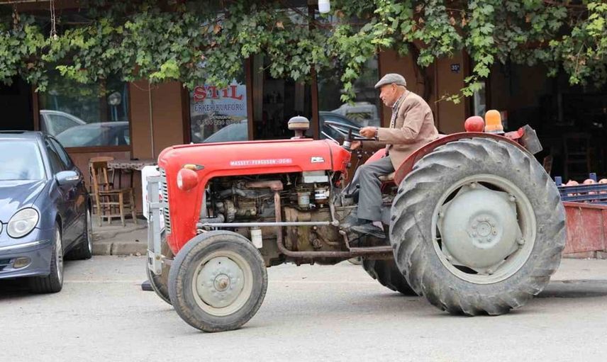 Ali Dede'nin 69 yıllık traktörüyle tarım serüveni devam ediyor