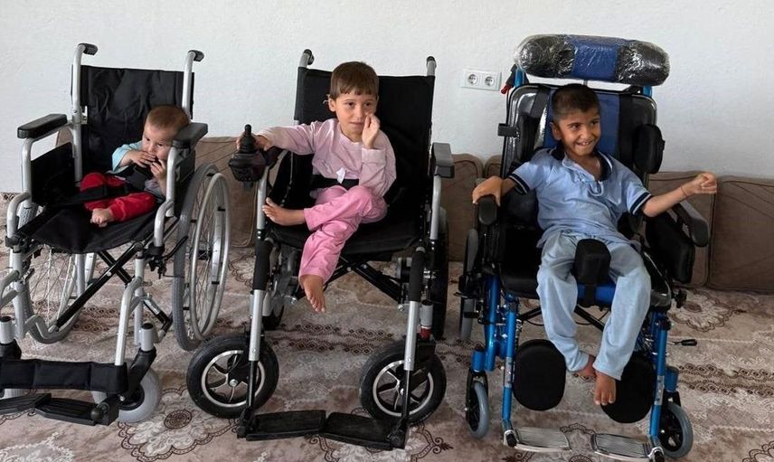 Kızılay, cam kemik hastası üç kardeşe destek oldu
