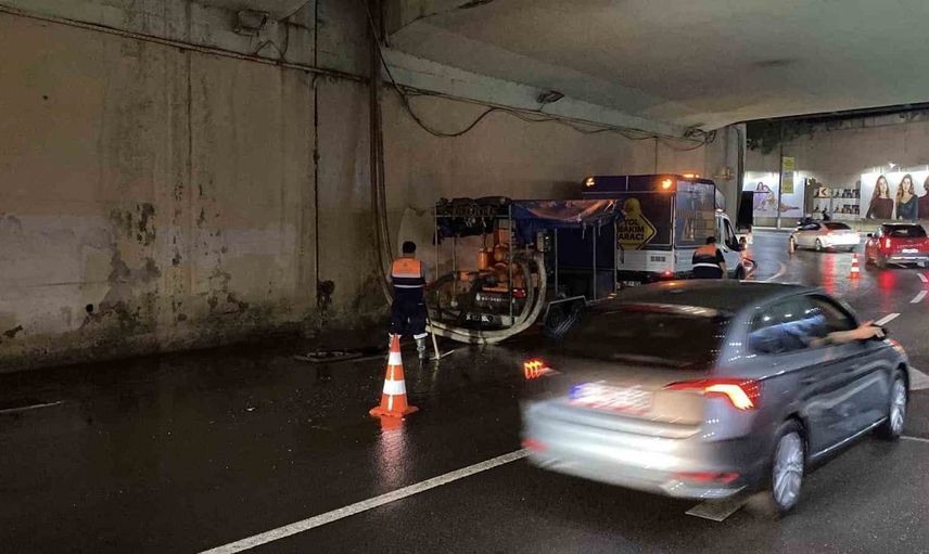 Beşiktaş'ta su baskını: Zincirlikuyu geçidi ve Büyükdere Caddesi zarar gördü