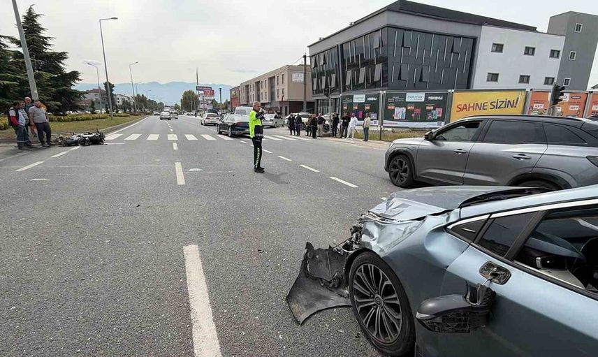 Düzce'de motosiklet ve otomobil çarpıştı: 3 yaralıdan 2'si ağır