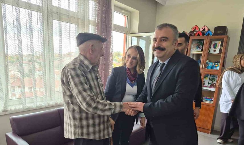 Üniversite öğrencileri huzurevinde yaşlılarla keyifli etkinlikler düzenledi