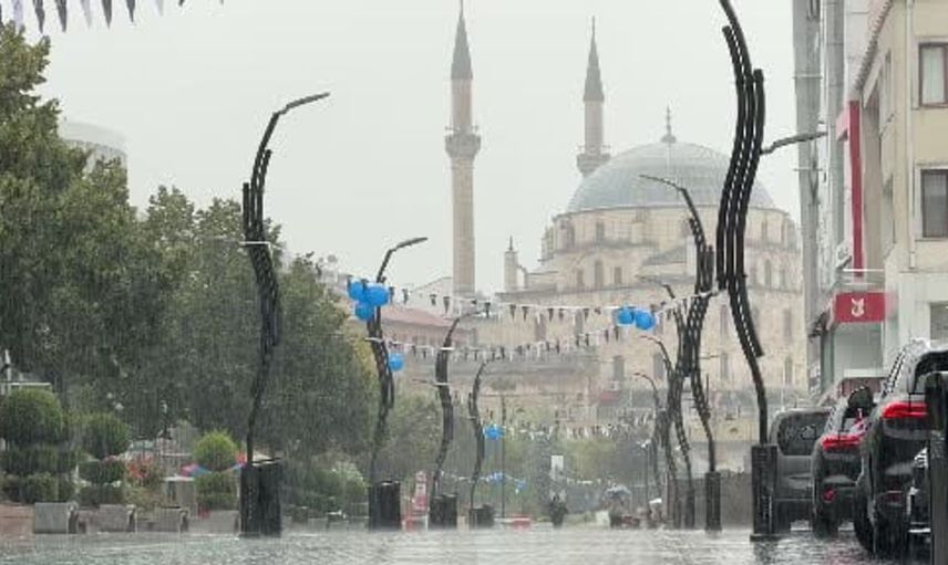Bolu'da aniden bastıran sağanak yağış hayatı olumsuz etkiledi
