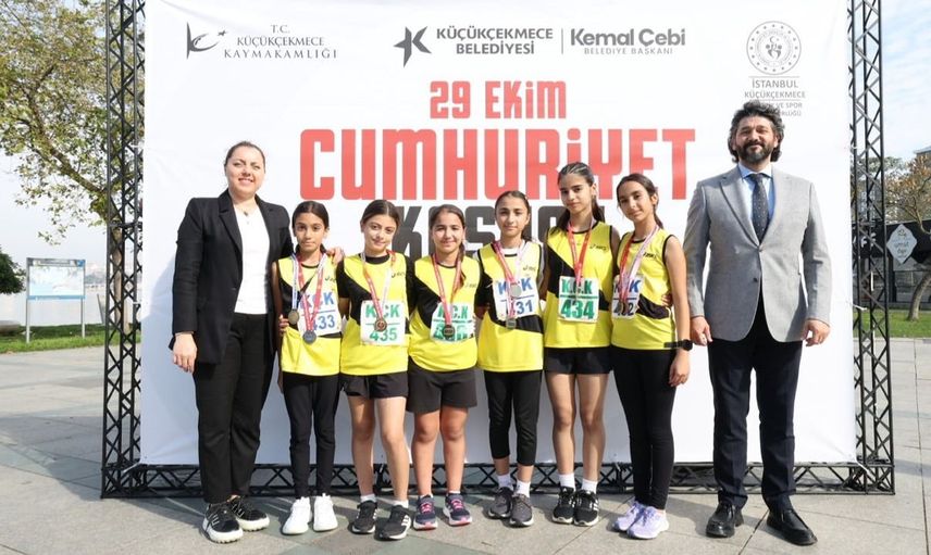 Küçükçekmece'de 29 Ekim Cumhuriyet Koşusu renkli görüntülere sahne oldu