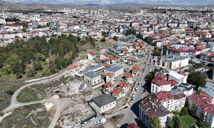 Sivas'ta tarihi kale projesinin yükselişi sürüyor