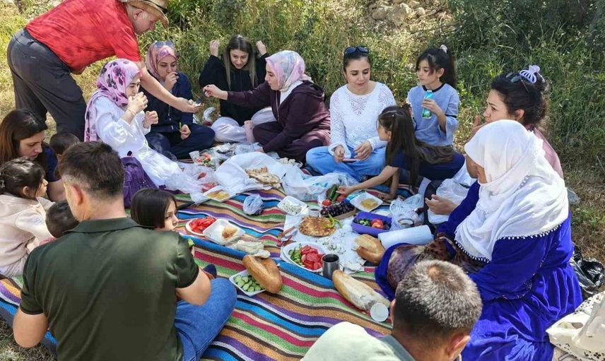 Doğaseverler Çatak'ta bal sağımı deneyimi yaşadı