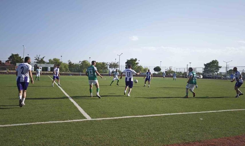 Ahlat'ta 40 yaş üstü futbol tutkunları yeşil sahada buluştu