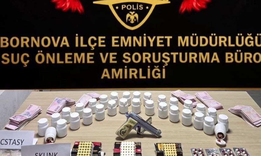 İzmir'de uyuşturucu operasyonu: Binlerce hap ve silah ele geçirildi