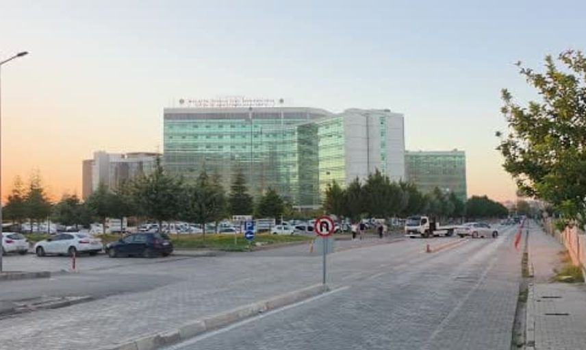 Karın ağrısıyla hastaneye başvurdu, 15 kilogramlık kitle başarılı bir operasyonla alındı
