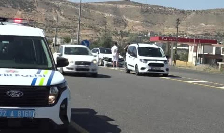 Gercüş çevre yolunda hafif ticari araç ile otomobil çarpıştı