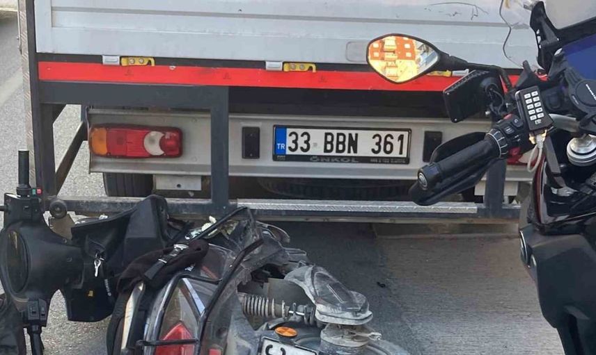 Mersin'de motosiklet tırla çarpıştı: 1 kişi hayatını kaybetti, 1 yaralı