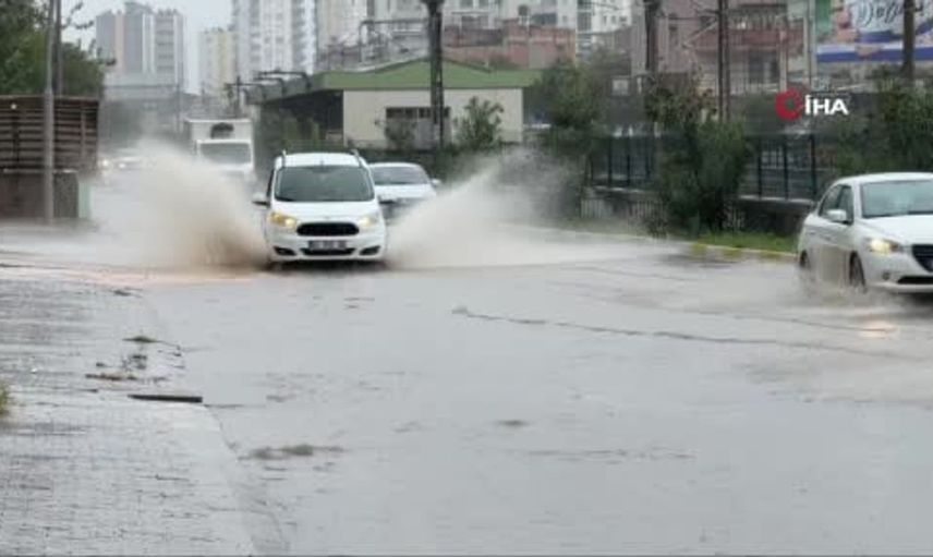 Adana'da sağanak yağış etkisini göstermeye devam ediyor
