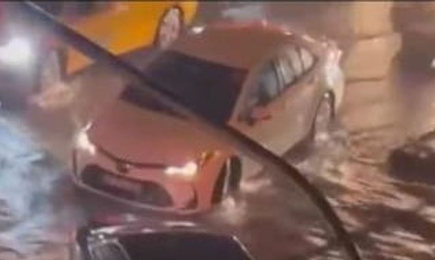 Maltepe'de sağanak yağış yolları suyla doldurdu