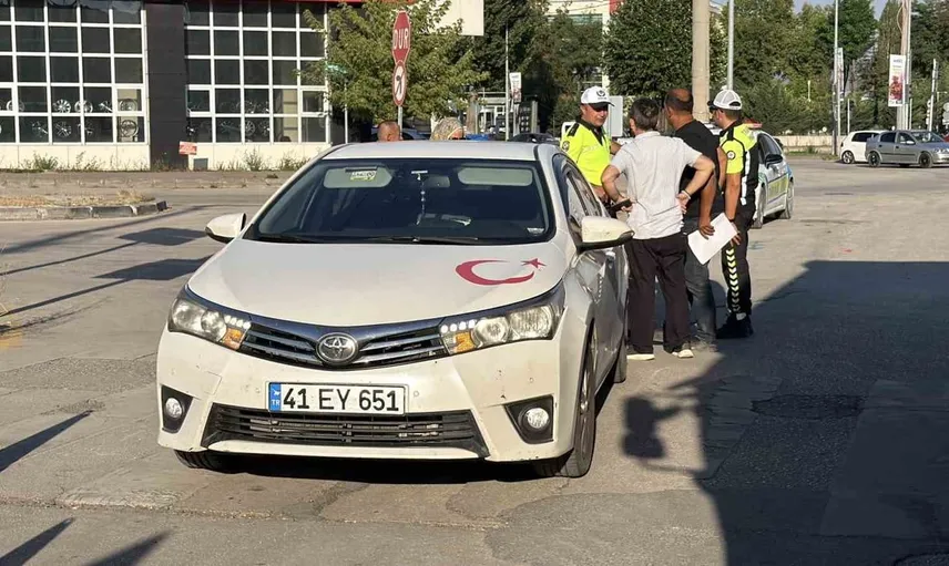 Bolu'da kamyon ile otomobil çarpışması sonucu maddi hasar oluştu