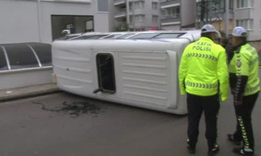 Afyonkarahisar'da minibüs kazasında 16 kişi hastaneye kaldırıldı