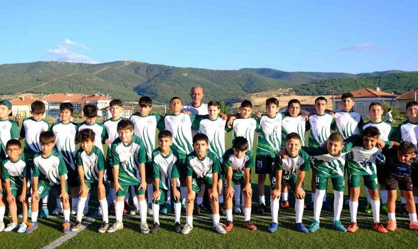 Akdağmadeni yaz futbol okuluna katılan gençlere malzeme desteği
