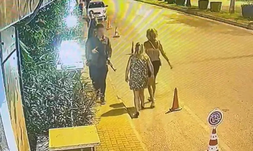 Sokakta uzun namlulu silahla gezinen otel çalışanı jandarmayı alarma geçirdi