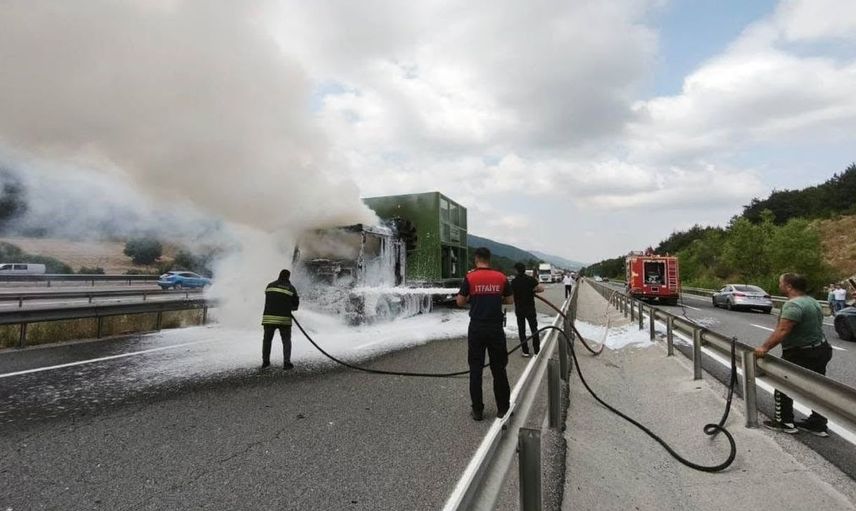 Bolu'da yolda giden tırda yangın paniği: itfaiye ekipleri devrede