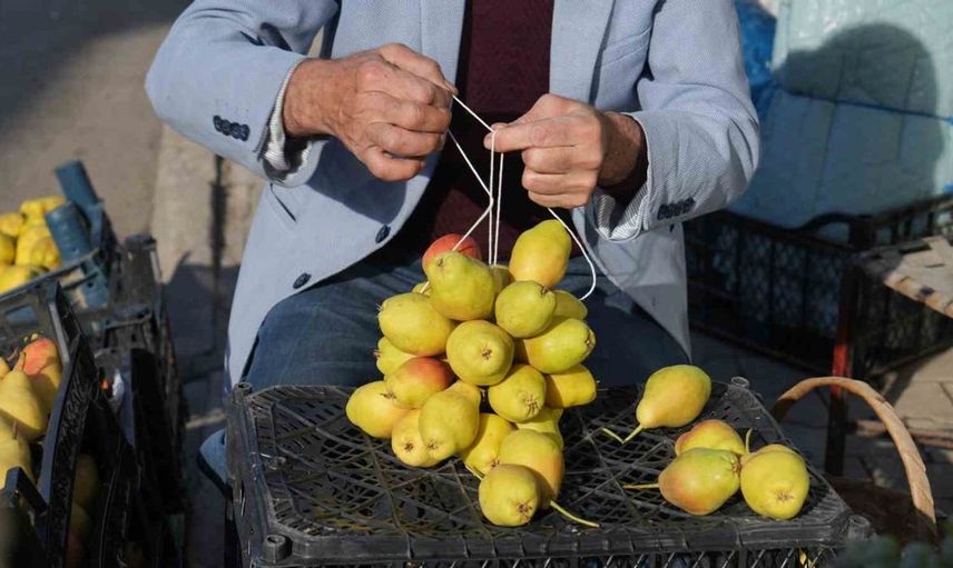 Muş'ta 40 yıllık gelenek: güz armutları ipe dizilerek kışa hazırlanıyor