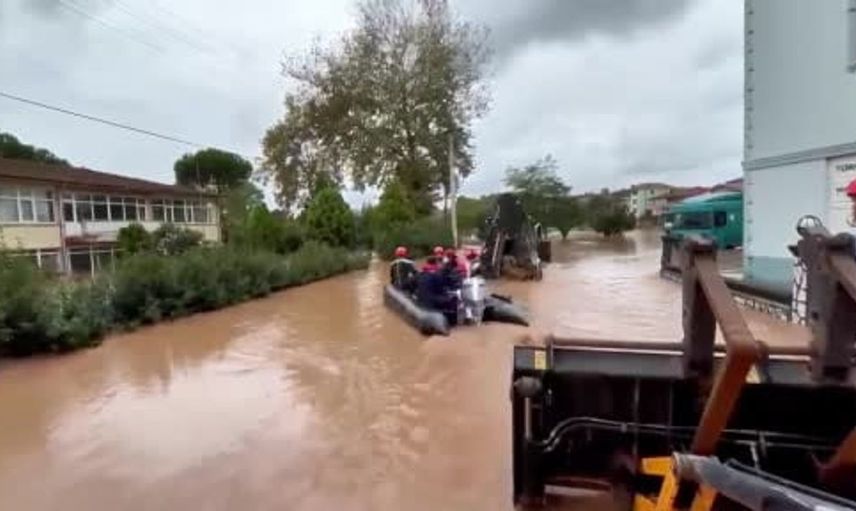 Sakarya'da aşırı yağışın ardından selde mahsur kalan dört kişinin kurtarılması