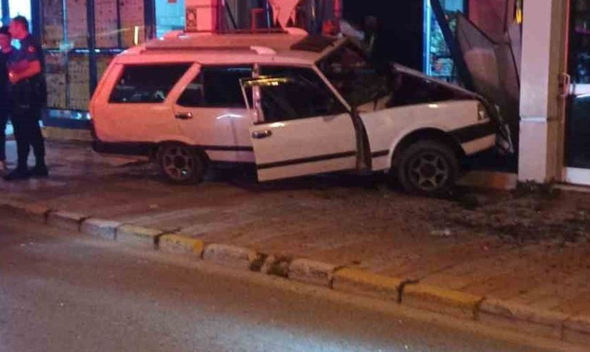 Afyonkarahisar'da meydana gelen olay sonrası markete dalan otomobil etkisiz hale getirildi