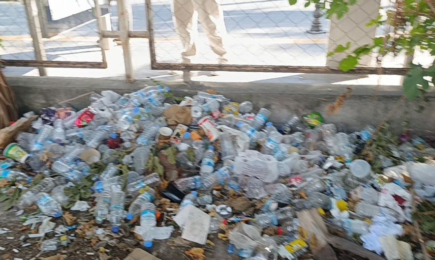 Manavgat'taki boş arsa hem otopark hem çöplük haline geldi