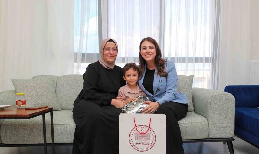 Esra Masatlı, ailelerle bir araya gelerek Yüreğimizdeki ışık projesini destekliyor