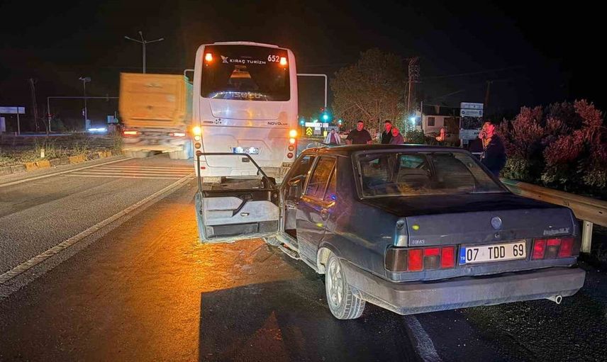 Manavgat'ta kırmızı ışıkta bekleyen otobüse çarpan sürücü hastaneye kaldırıldı