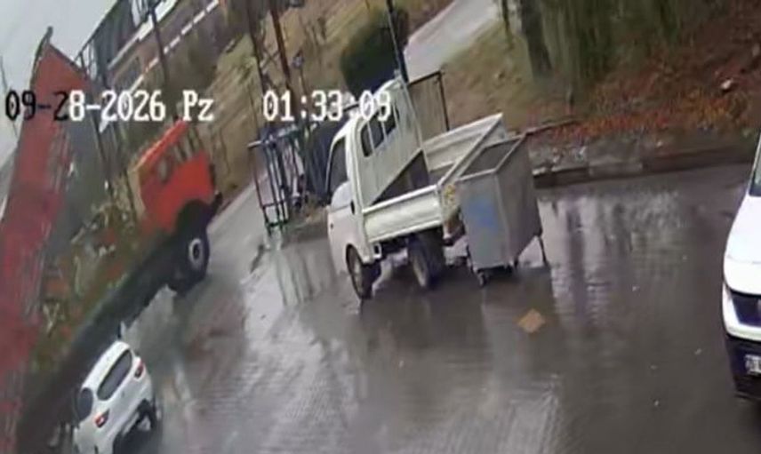 Eskişehir'de açık damperle ilerleyen kamyonun sanayi kapısına çarpma anı güvenlik kamerasında