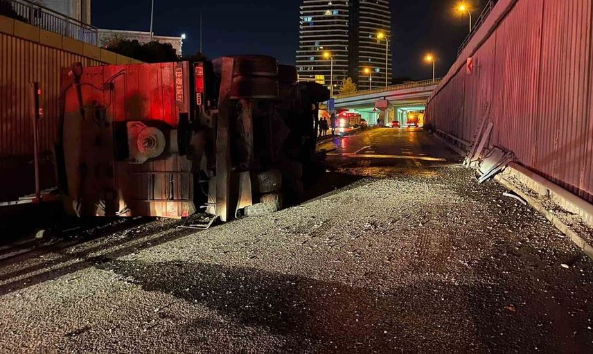 Avcılar’da asfalt kamyonu kontrolden çıkarak alt geçide düştü