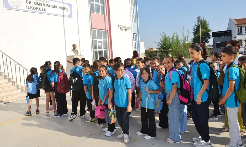 Manisa'da yeni eğitim yılı coşkuyla başladı: Öğrenciler ve öğretmenler umudu paylaştı