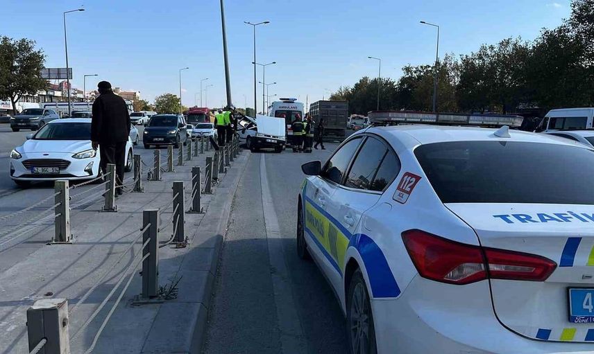 Kontrolden çıkan otomobil refüje çarptı: 4 kişi yaralandı
