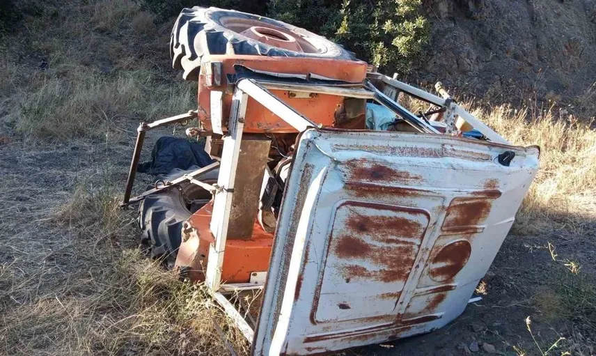 Amasya'da devrilen traktör, sürücüsünü hayattan kopardı