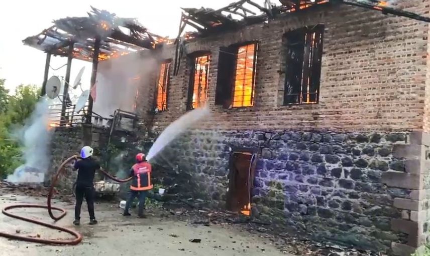 Arhavi'de 2 katlı ev yangınında maddi hasar oluştu