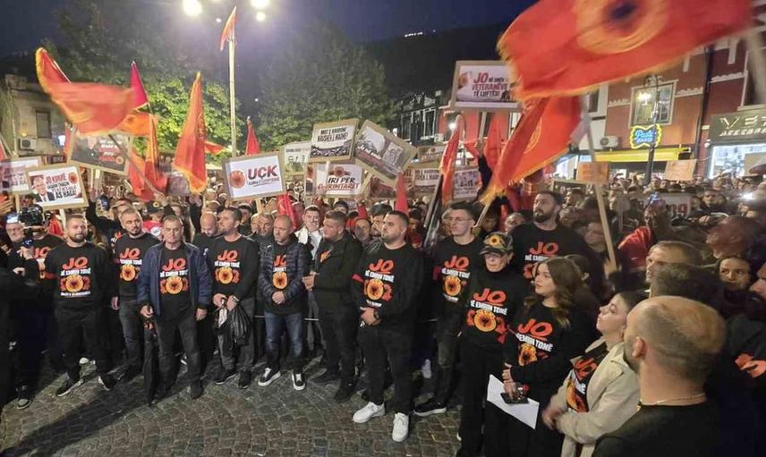 Kosova'da özel mahkeme kararına karşı kitlesel protestolar: Thaçi ve diğer liderlere destek