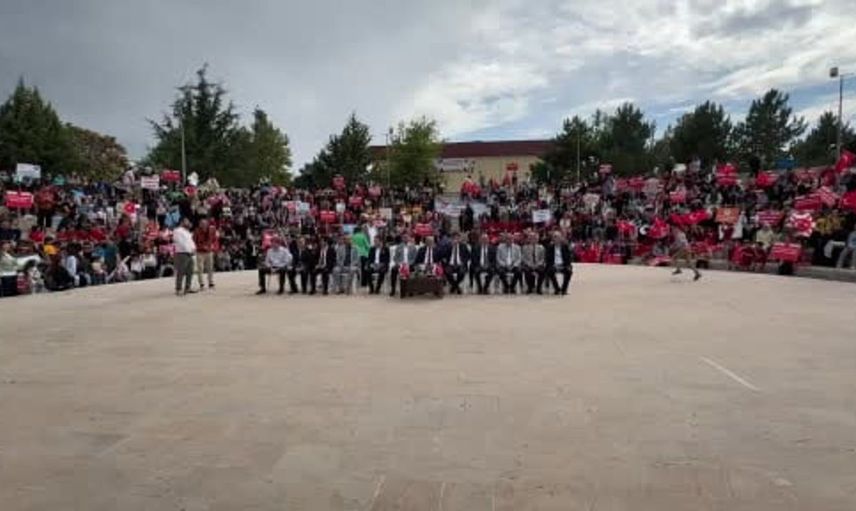 Çocuklar, savaş mağduru akranları için gökyüzünü renkli balonlarla doldurdu