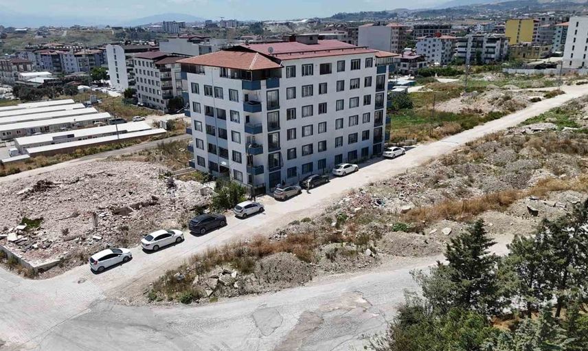 Defne Belediyesi, kaçak dökümleri önleyemedi: Moloz dağları sokakları işgal etti