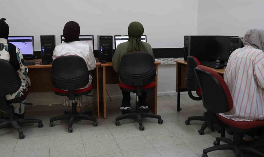 Geleceğin katipleri klavye kursunda hayallerine hazırlanıyor
