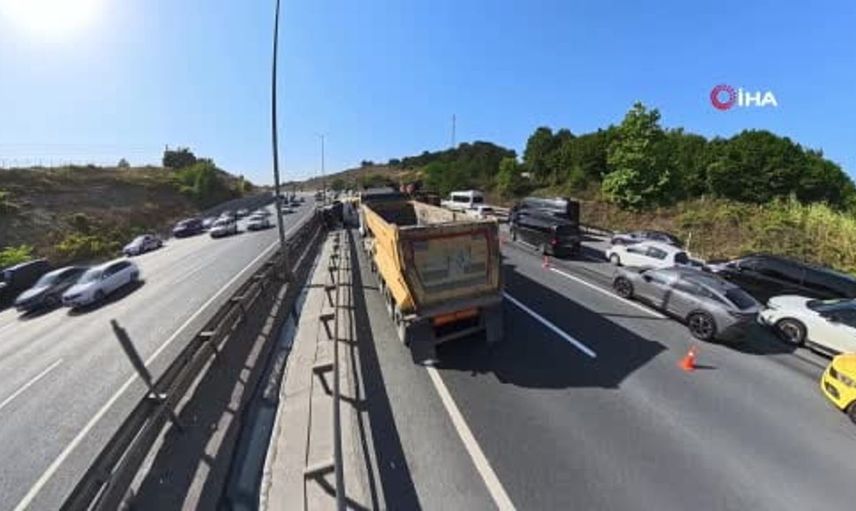 Eyüpsultan’da hafriyat kamyonu devrildi, 2 kişi yaralandı