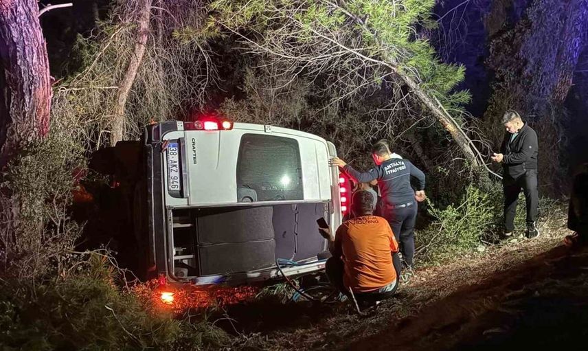Antalya'da dağcıları taşıyan minibüs şarampole devrildi: 15 kişi yaralandı