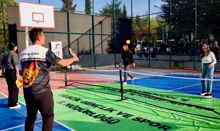 Bilecik'te gençler pickleball ile spor yapmanın keyfini yaşıyor